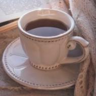 Das Foto einer gefüllten Kaffeetasse weist auf das Café Muckefuck hin.