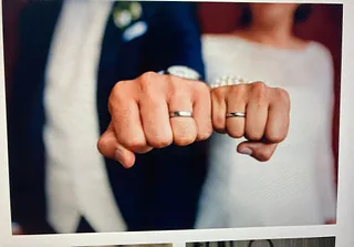 Das getraute Paar seine seine Hände mit dem Ehering